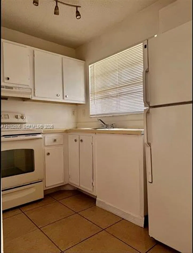 819 NE 214th Ln cu-1, Miami, FL 33179 — Photo 1