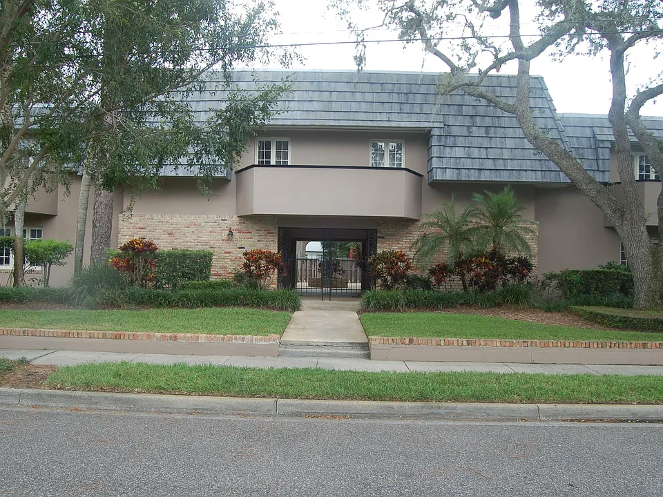 1920 Woodcrest Dr #13