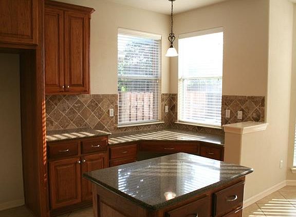 4th image of 2836 Plantation Dr
