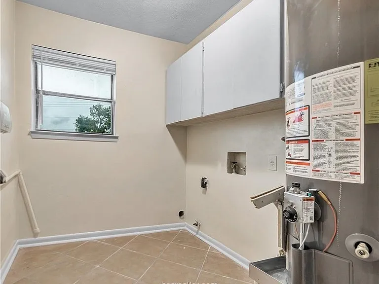 807 Holleman Dr — Photo 17