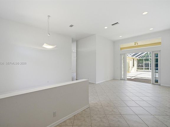 4th image of 833 Crestview Cir