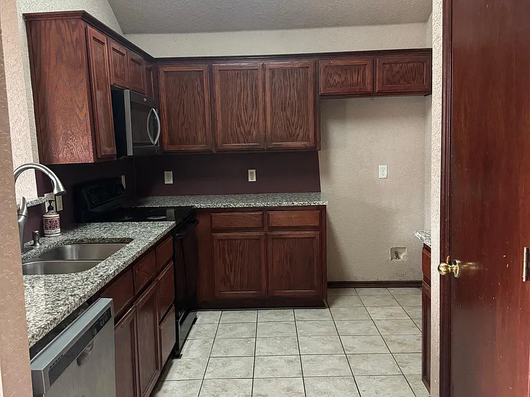 16301 Everglade Ln — Photo 14