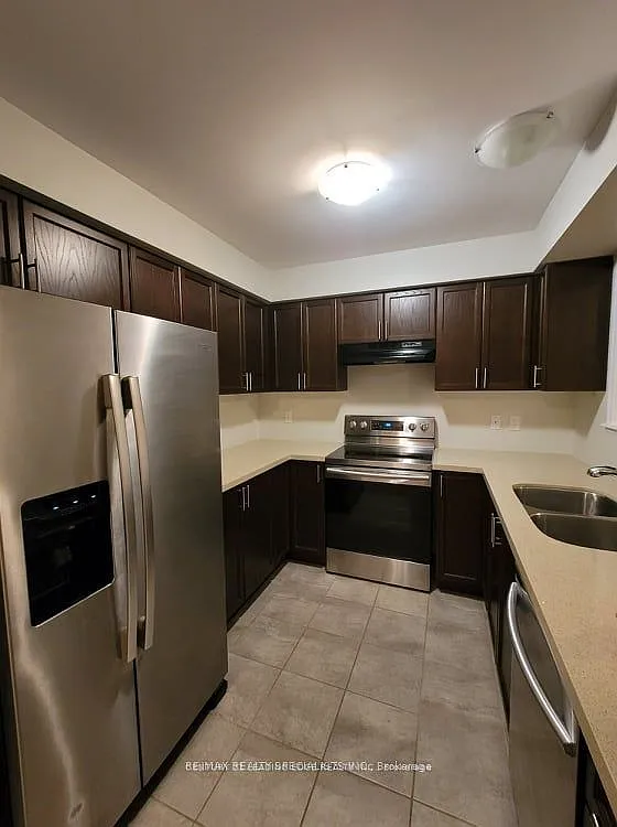 3 bed, $2,570 — Photo 3