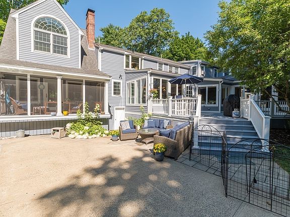 5th image of 2 Horseshoe Ln