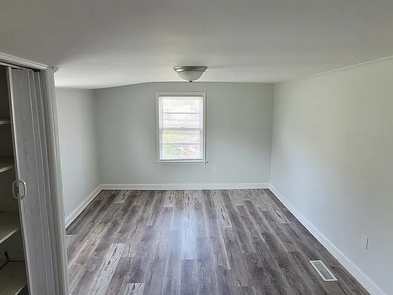 914 Cranbrook St — Photo 3