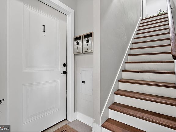 5th image of 1109 Holbrook Ter NE APT 1