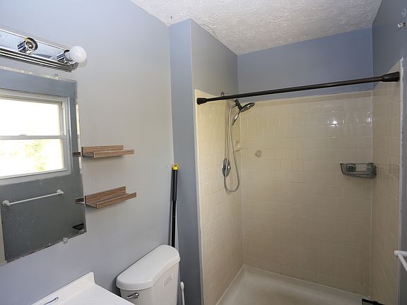 5th image of 432 Williamstowne Ct