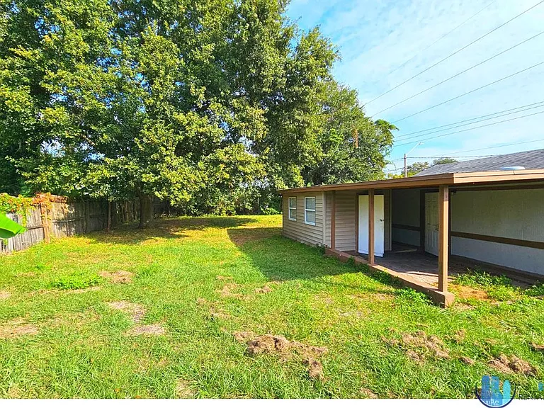 832 N Combee Rd — Photo 4