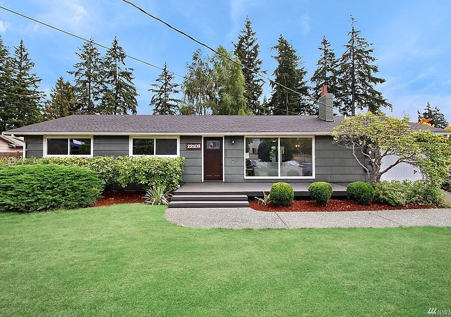 3Bd/2.5Ba Edmonds Home — Photo 1