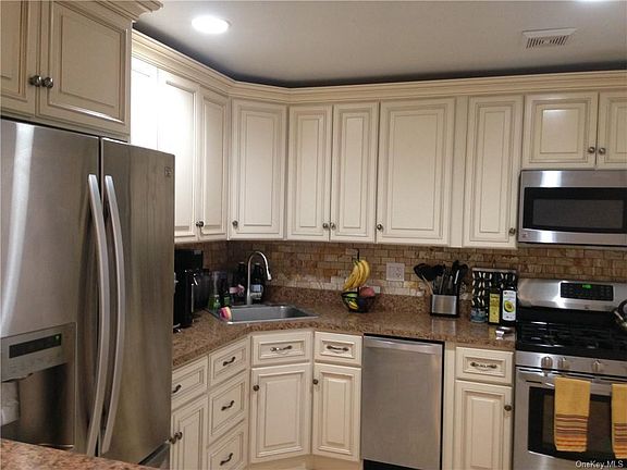 5th image of 216 Country Club Ln