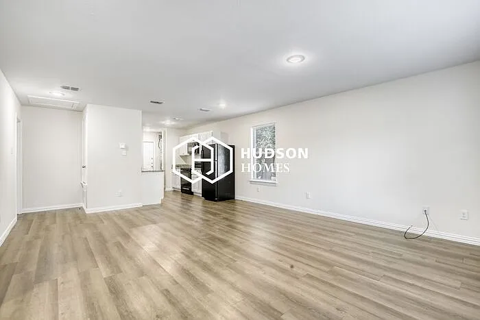 3 bed, 2.0 bath, 1090 sqft, $1,295 — Photo 4