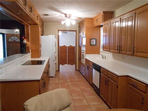 3rd image of 1904 Cleburn Dr