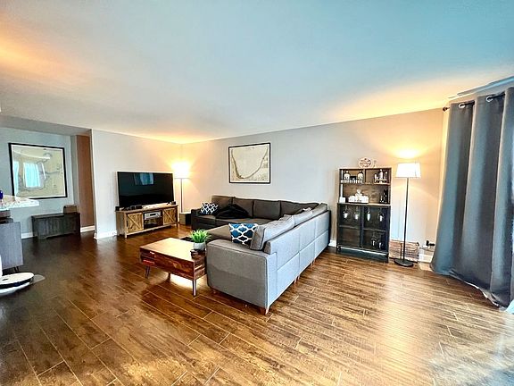 3rd image of 2810 Mitchell Dr APT 1