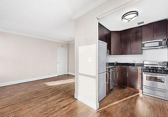 3rd image of 112 W 72nd St Ph E