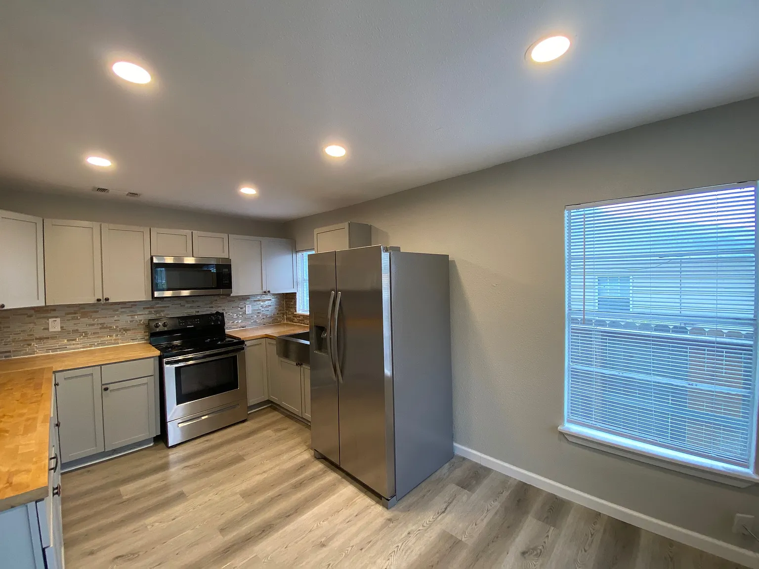 3 bed, 1.0 bath, 776 sqft, $952 — Photo 2