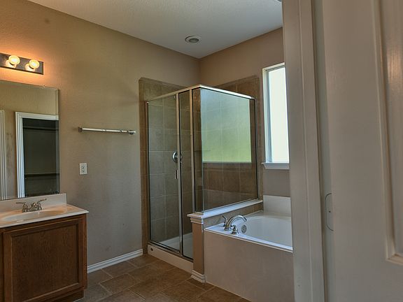 3rd image of 623 Regency Dr