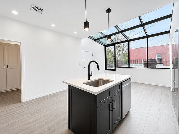 4th image of 20-01 Steinway St #2C