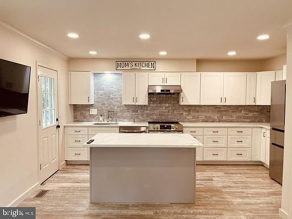 5th image of 1016 Windrush Ln