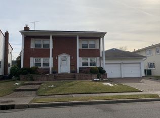 723 Wilson St, Valley Stream, NY 11581