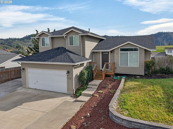 2nd image of 209 NE Rose Ridge Dr