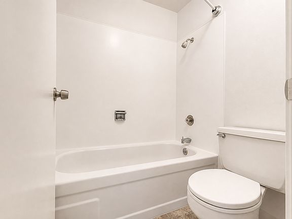 5th image of 2540 College Ave APT 211