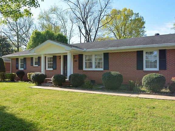 3rd image of 911 Elliott Dr
