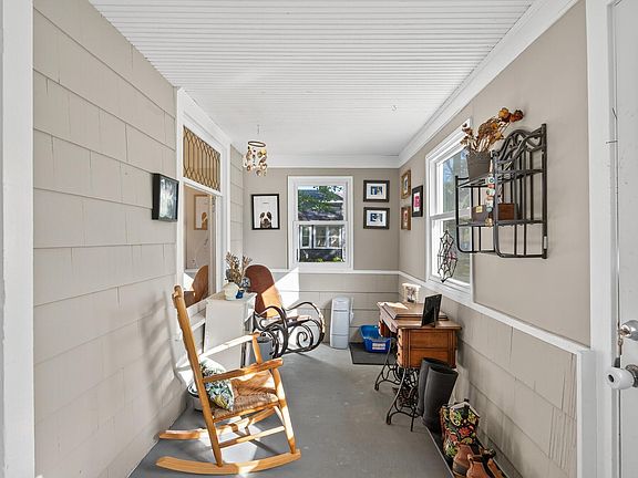 5th image of 1057 Winslow Ave