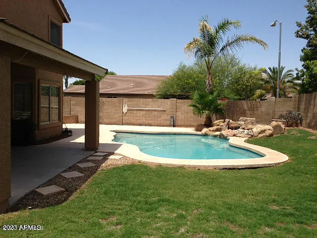5 bed, 2268 sqft, $2,950 — Photo 2