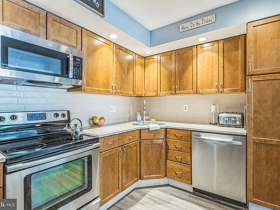 4th image of 218 Bishops Dr