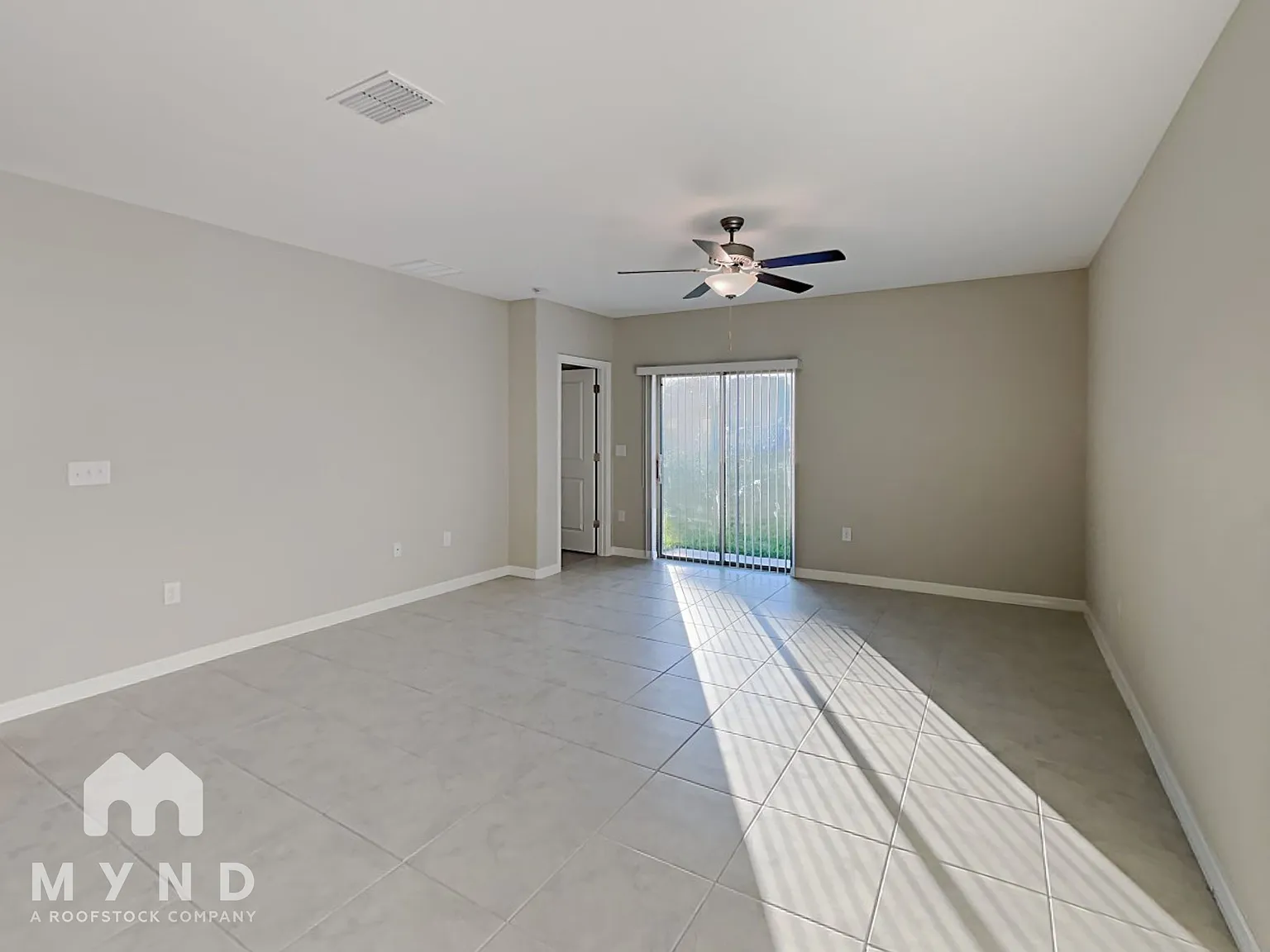 5 bed, 2.5 bath, 2389 sqft, $2,515 — Photo 2