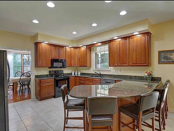 4th image of 1222 Hillside Dr