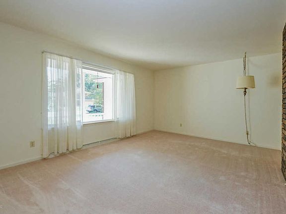 2nd image of 116 Mandalay Dr