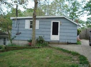 14 Oaklawn Ave, Farmingville, NY 11738