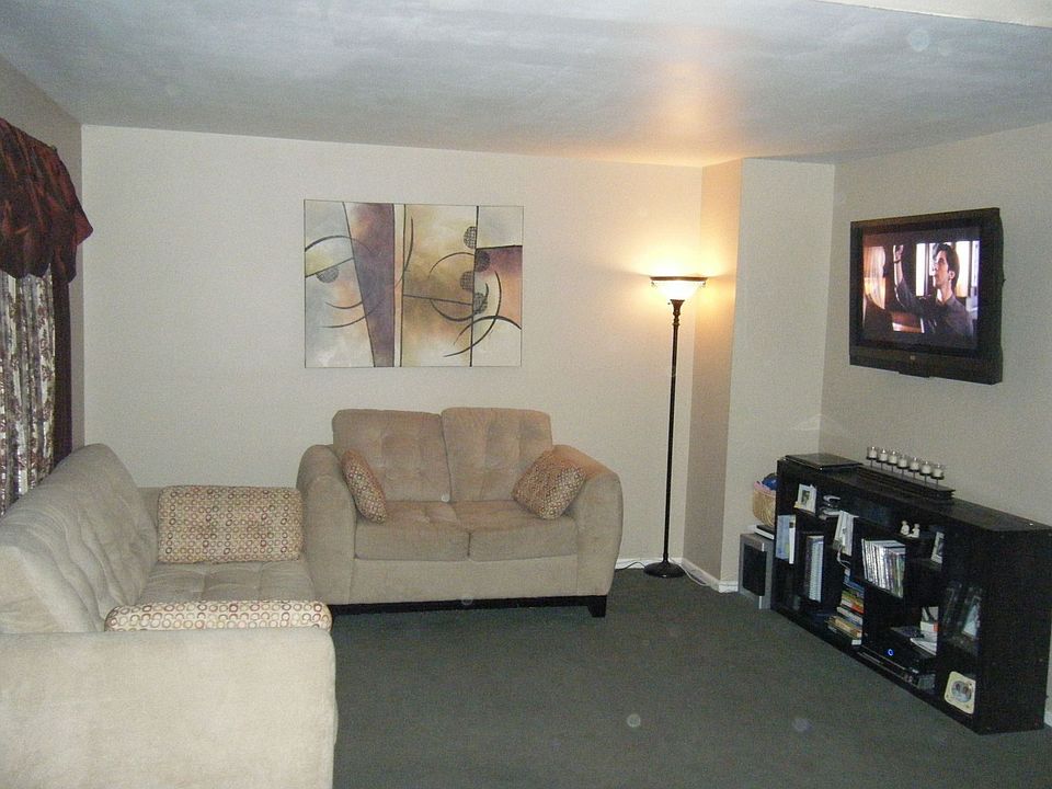 living room w/ plasma