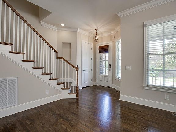 4th image of 1104 Porter St