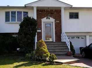 50 Joann Ct, Oceanside, NY 11572