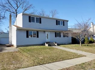 30 Tappan Ave, Babylon, NY