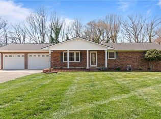 20 Hillside Park Dr, Thomasville, NC 27360