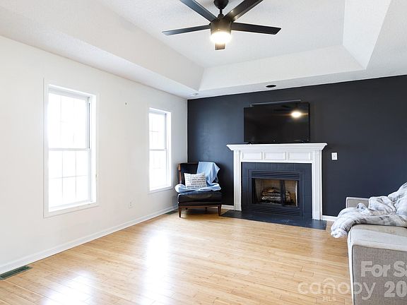 3rd image of 201 Sherwood Cir