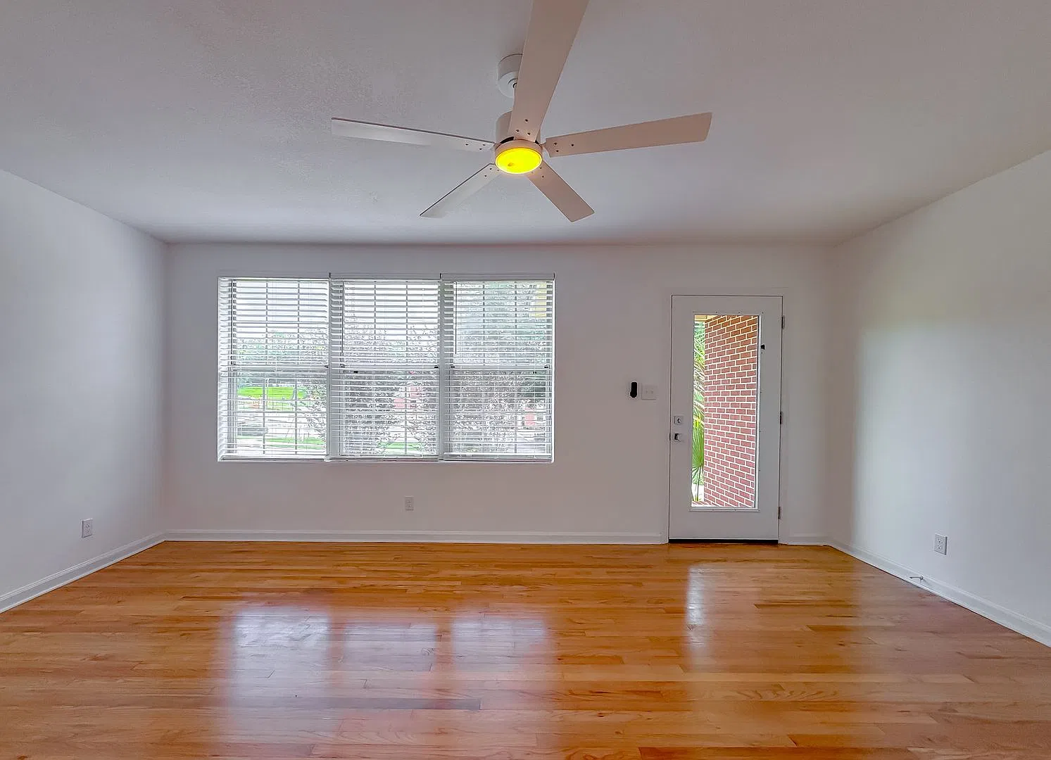 Renovated Midtown 2/1 W/ Wood Floors. Washer/Dryer, & Deck! Water, Sewer, & Lawn Maint Inc! Avail... — Photo 4
