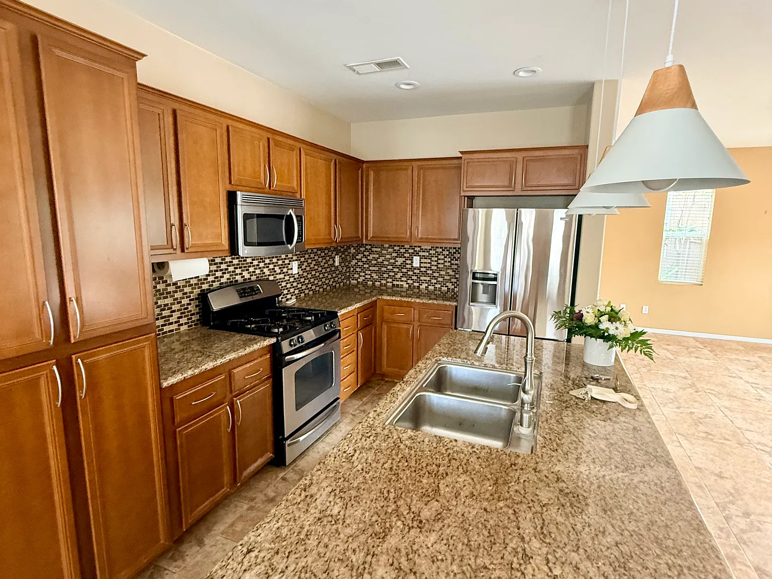 3 bed, 2.5 bath, 1577 sqft, $4,300 — Photo 2