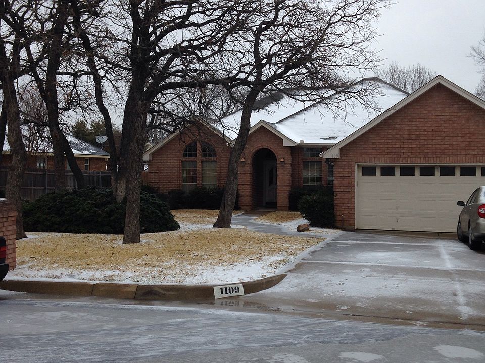 2nd image of 1109 Acorn Ln