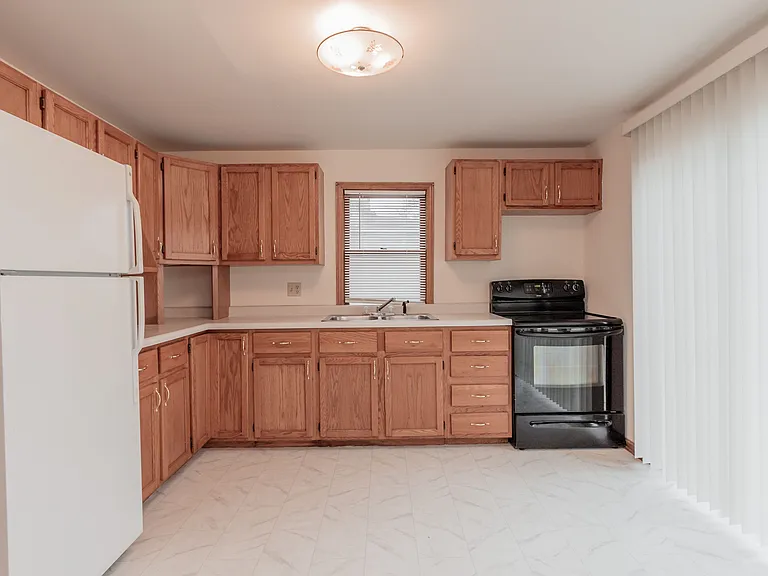 446 E St — Photo 3