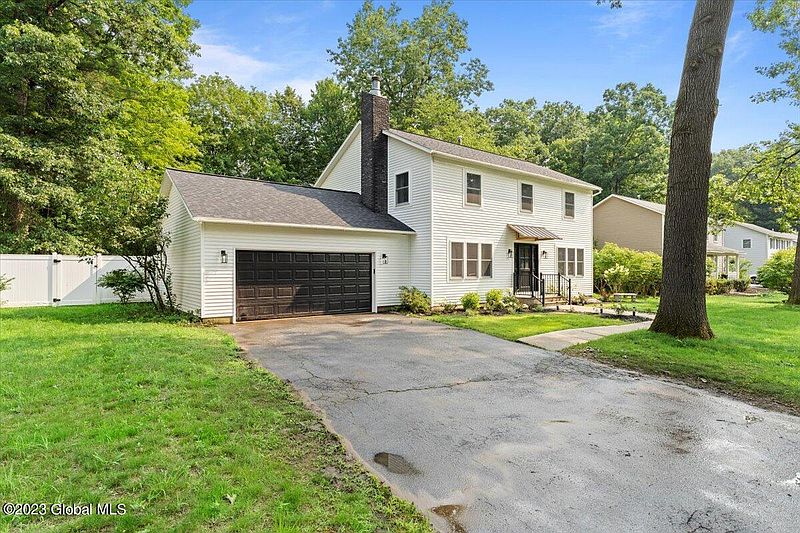 2nd image of 30 Friar Tuck Way