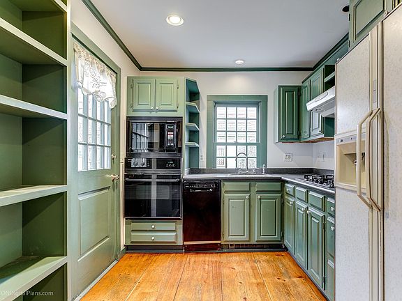 Kitchen with Gas Cooking