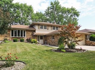 1710 Holly Ave, Darien, IL 60561