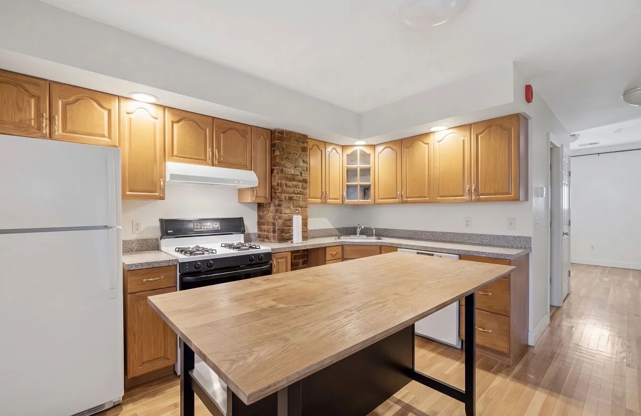 2 bed, 756 sqft, $2,900 — Photo 2