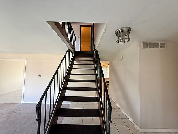 5th image of 375 Longford Dr