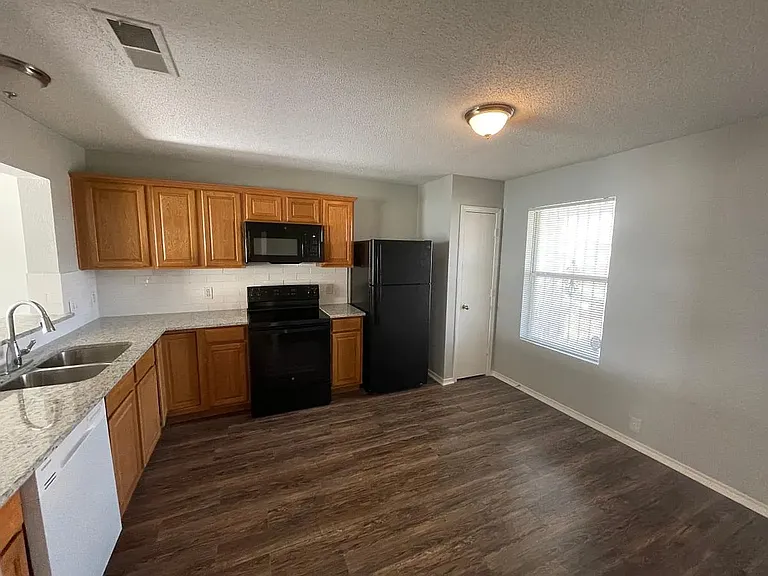 846 Trinity Ln — Photo 2
