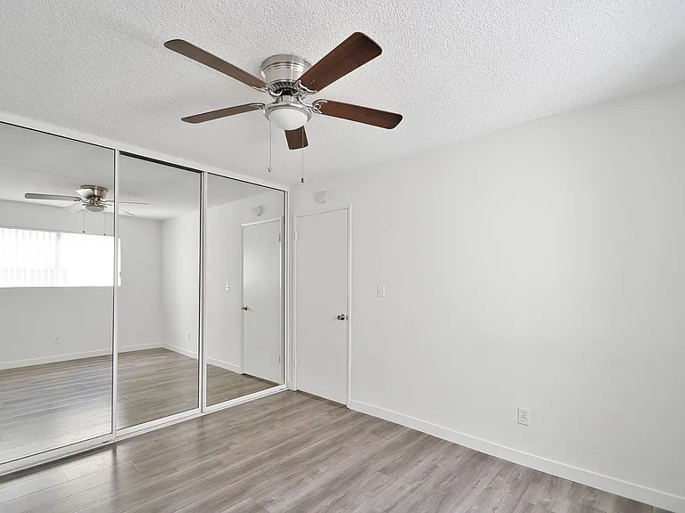 2302 Marshallfield Ln — Photo 9